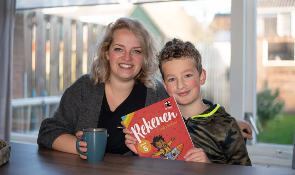 Moeder en zoon met oefenboek rekenen