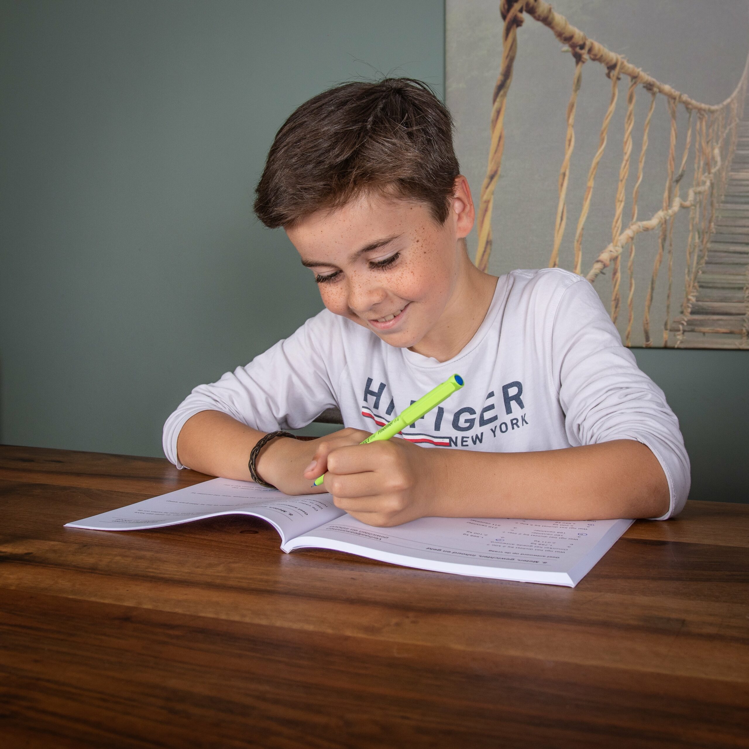 Jongetje schrijft in boek