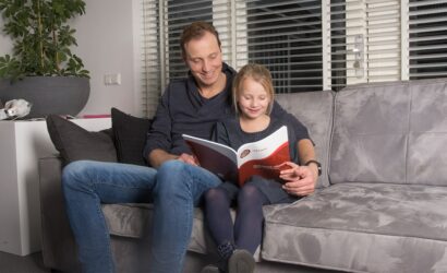 vader dochter op de bank met werkboek rekenen