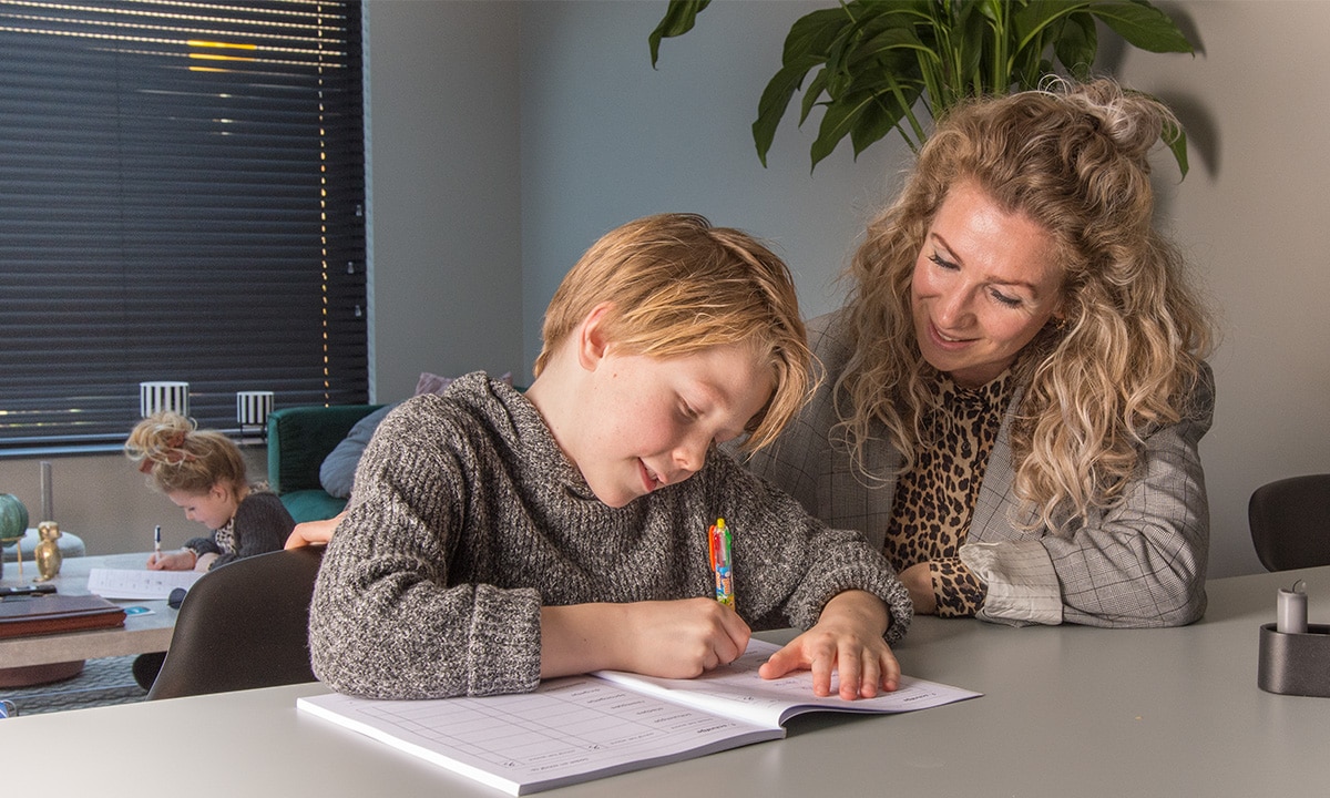 zoon moeder dochter schoolwerk oefenen