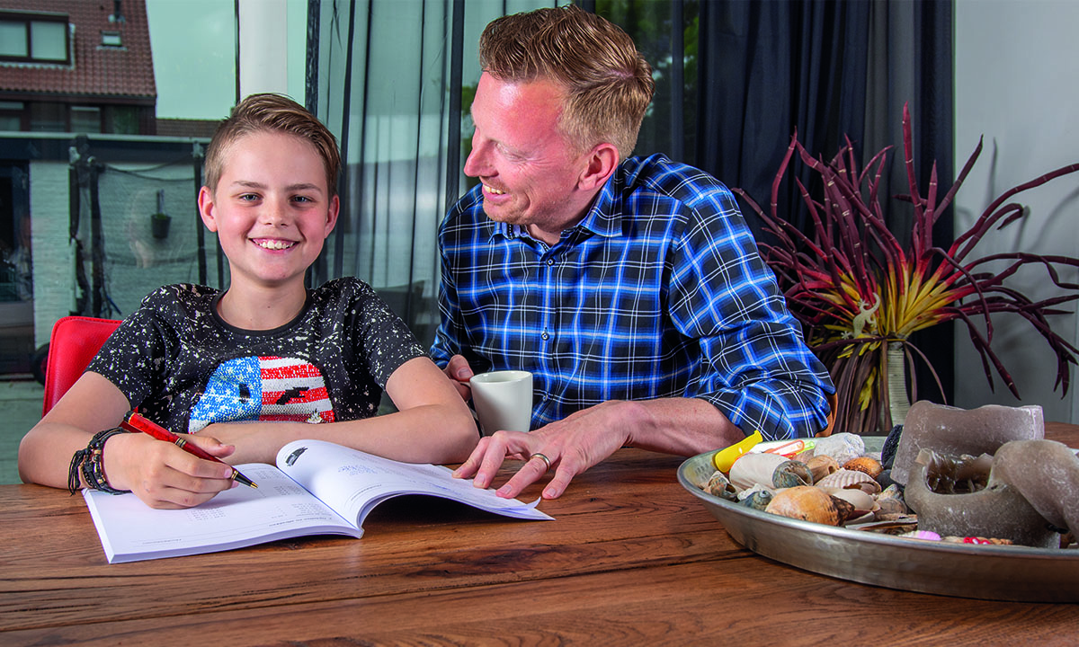 vader en zoon maken huiswerk